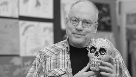 Filmregisseur Rosa von Praunheim hält am 08.11.2017 in seiner Wohnung in Berlin einen Totenkopf in die Kamera.