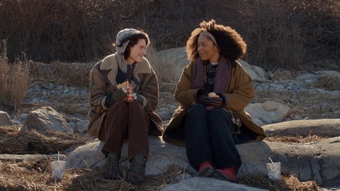 Eva Victor und Naomi Ackie in einer Szene des Films «Sorry, Baby» 