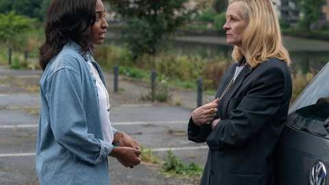 Ayo Edebiri (links) und Julia Roberts in "After the Hunt" von Luca Guadagnino