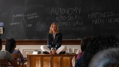 Julia Roberts sitzt in einer Szene aus "After the Hunt" in einem Seminarraum