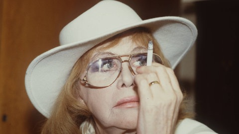 Portrait Hildegard Knef mit Hut, Brille und Zigarette