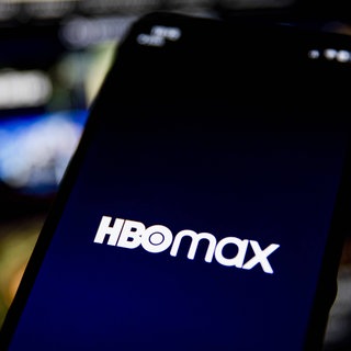 HBO Max Logo auf einem Handy-Bildschirm