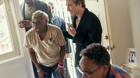 Das "Queer Eye"-Team mit Kandidatinnen Jo und Dorriene.