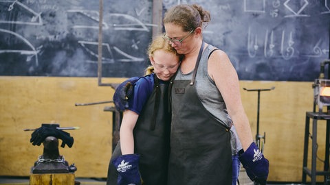 "Queer Eye"-Kandidatin Kate mit ihrer Tochter beim Schmiedekurs.