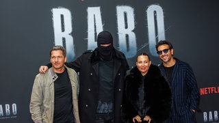  Die Haftbefehl Story - Paco-Luca Nitsche, Haftbefehl (Aykut Anhan), Nina Anhan und Elyas M Barek bei der Premiere desr Netflix Doku BABO - Die Haftbefehl Story im Astor Film Lounge am 22.10.2025 in Berlin. 