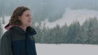 Til Schindler als der 28-jährige Aaron in einer Schneelandschaft - Still aus dem Spielfilm-Debüt „Scham“ von Lukas Röder