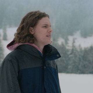 Til Schindler als der 28-jährige Aaron in einer Schneelandschaft - Still aus dem Spielfilm-Debüt „Scham“ von Lukas Röder