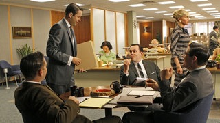 Szene aus "MAD MEN" US-Fernsehserie 2007. LR AARON STATON als Ken Cosgrove, VINCENT KARTHEISER als Pete Campbell, MICHAEL GLADIS als Paul Kinsey, RICH SOMMER als Harry Crane.