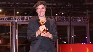 İlker Çatak mit dem Goldenen Bär der 76. Berlinale.
