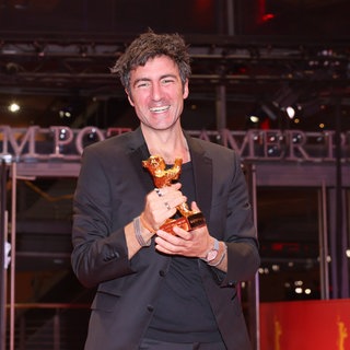 İlker Çatak mit dem Goldenen Bär der 76. Berlinale.