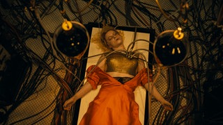 Filmstill „The Bride! – Es lebe die Braut“. Regie: Maggie Gyllenhaal. Mit Jessie Buckley, Jake Gyllenhaal, Christian Bale u.a.