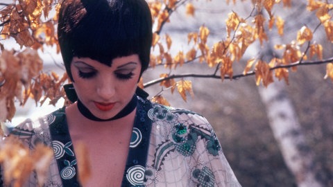 Liza Minnelli in einem Kimono-Oberteil (1972)
