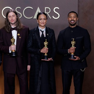 (L-R) Ryan Coogler, Ludwig Goransson, Autumn Durald Arkapaw und Michael B. Jordan mit ihren Oscars.