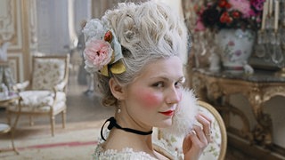 Schauspielerin Kirsten Dunst mit Perücke als Marie Antoinette