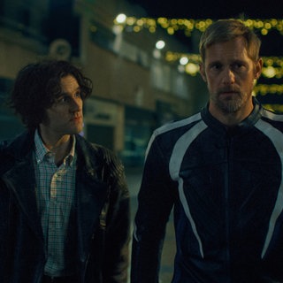 Pillion (2026): Hauptdarsteller Harry Melling (links) und Alexander Skarsgard in einer Filmszene