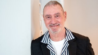 Roland Emmerich, Regisseur, lächelt nach einem Interview am Rande der Digitalmesse OMR.