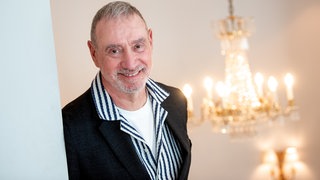 Roland Emmerich, Regisseur, lächelt nach einem Interview am Rande der Digitalmesse OMR.