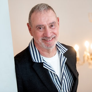 Roland Emmerich, Regisseur, lächelt nach einem Interview am Rande der Digitalmesse OMR.