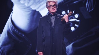 Der Regisseur Wilm Wenders nimmt einen Ehrenpreis bei der Verleihung der Deutschen Filmpreise 2026 in Berlin entgegen
