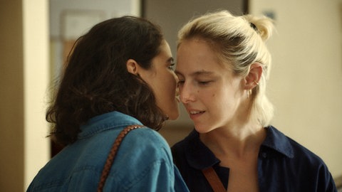 Filmstill „Mit leiser Stimme“: In Tunesien müssen Lilia (Eya Bouteraa) und Alice (Marion Barbeau) ihre Beziehung geheim halten – sonst droht ihnen eine Gefängnisstrafe.