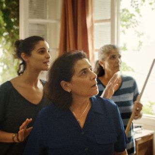 Filmstill „Mit leiser Stimme“: Lilia (Eya Bouteraa), ihre Mutter Wahida (Hiam Abbass) und ihre Tante Hayet (Fériel Chammari) sind
