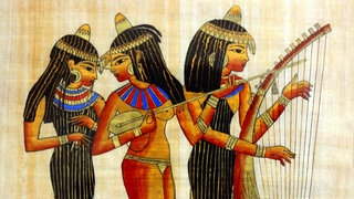 Zeichnung ägyptischer Musikerinnen. Die alten Ägypter waren sehr musikalisch. Ihre Liebeslieder spielen sie unter anderem auf Harfen, auf Rasseln und auf Trommeln. 