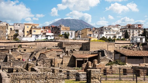 Ausgrabungsstätte des antiken Herculaneums. Anders als Pompeji wurde die Stadt beim Ausbruch des Vesuvs vor knapp 2000 Jahren durch Lava- und Schlammströme fast vollständig ausgelöscht.