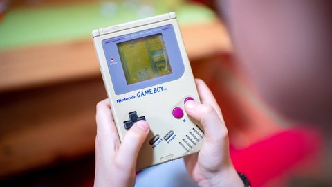 Der Nintendo Game Boy und Tetris waren von Anfang an ein Paar: Das Computerspiel gehörte seit 1989 zum Starterpaket des Game Boy.  Game Boy in einer Hand
