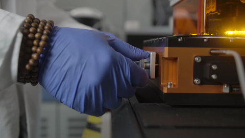 Mit modernen Analysemethoden lässt sich das Alter der Höhlenmalereien viel genauer bestimmen, als mit bisherigen Verfahren. Älteste figurative Höhlenmalerei der Welt auf der indischen Insel Sulawesi entdeckt.