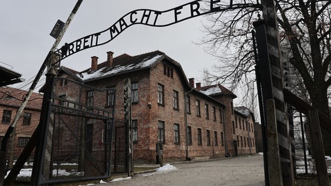 Das 'Arbeit macht frei' Tor in Auschwitz Bikenau. Zum Gedenken des 80. Jahrestages der Befreiung des Lagers, besuchen Zeitzeugen, Angehörige und Politiker das Lager.