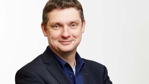 Ein Portraitfoto von Sascha Feuchert. Im Gespräch mit dem SWR spricht er über die Befreiung des Konzentrationslagers Auschwitz vor 80 Jahren und die immense Bedeutung von Zeitzeugen.