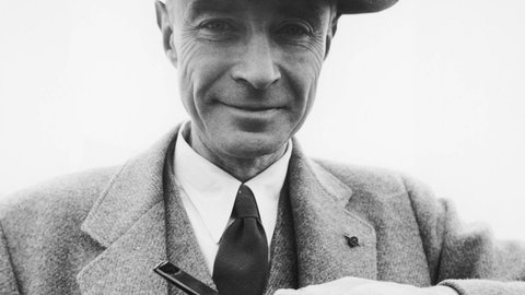 Robert J. Oppenheimer gilt als "Vater der Atombombe". Das biographische Film-Epos "Oppenheimer" wurde jetzt mit mehreren Oscars prämiert.