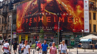 Robert J. Oppenheimer gilt als "Vater der Atombombe". Das biographische Film-Epos "Oppenheimer" wurde jetzt mit mehreren Oscars prämiert.