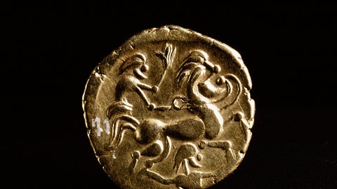 Keltische Münze, auf der ein Reiter abgebildet ist, tags: Kelten, Tierknochen, Grabbeilage