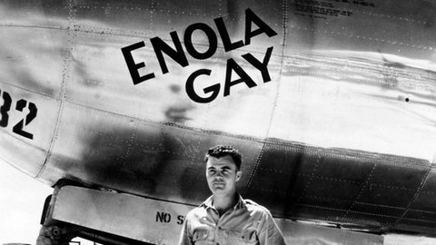 Archivbild der Enola Gay zusammen mit dem Piloten. Er hat den Atombomber nach seiner Mutter benannt. Solche Bilder sind in den USA von der Löschung betroffen, vermutlich wegen des Wortes "gay".