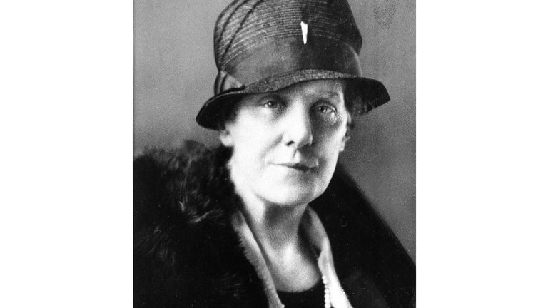 Anna Jarvis (Foto um 1928) hatte die Idee einer besonderen Hommage an Mütter. Sie startete 1907 nach dem zweiten Todestag ihrer Mutter eine Kampagne für einen Nationalfeiertag zu Ehren von Müttern. Ihre Kampagne führte 1914 zu einer Kongressresolution, die von Präsident Woodrow Wilson unterzeichnet wurde und den Muttertag zum Nationalfeiertag erklärte, der am zweiten Sonntag im Mai gefeiert werden sollte. 