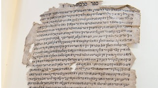 Makulaturfragment aus einer jiddischen Bibelausgabe des 16. Jahrhunderts; es befindet sich zur Erforschung in der Uni Mainz