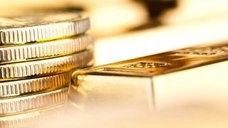 1971 hat US-Präsident Richard Nixon das Bretton-Woods-System in der alten Form aufgegeben, wonach alle Währungen der Welt indirekt über den Dollar durch Gold gedeckt waren. 