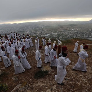 Mitglieder der Samaritergemeinschaft nehmen am 21. April 2022 an der Pilgerfahrt zum heiligen Pessach auf den Gipfel des Berges Garizim in der Nähe der Stadt Nablus im Westjordanland teil. Das Pessach-Fest erinnert an den Exodus, also den Auszug aus Ägypten zur Befreiung der Israeliten aus der Sklaverei.