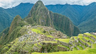 Ruinenstadt Machu Picchu in Peru. Die Inka erbauten die Stadt im 15. Jahrhundert in 2.430 m Höhe.