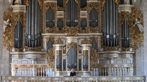 Michael Schönheit, Domorganist und Intendant der Merseburger Orgeltage, steht im Dom Merseburg an der Ladegastorgel. Die Orgel mit ihrem barocken Prospekt und den 5.687 Pfeifen gehört zu den Wahrzeichen der Kathedrale. Erste Orgeln wurden bereits im 3. Jahrhundert vor Christus entwickelt.