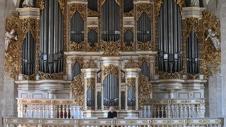 Michael Schönheit, Domorganist und Intendant der Merseburger Orgeltage, steht im Dom Merseburg an der Ladegastorgel. Die Orgel mit ihrem barocken Prospekt und den 5.687 Pfeifen gehört zu den Wahrzeichen der Kathedrale. Erste Orgeln wurden bereits im 3. Jahrhundert vor Christus entwickelt.