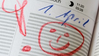 Kalendereintrag mit Warnhinweis für den 1. April: lachendes Gesicht und Ausrufezeichen