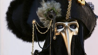Karneval: Maskenträger mit einer Pest-Maske