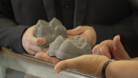  Die unterschiedliche Ernährung der beiden Menschenaffen, die im Allgäu entdeckt wurden, konnten die Forschenden aus den Beschaffenheiten der Zahn-Funde ableiten | Zahn-Plastik der beiden Menschenaffen mit dem bislang kleinsten Menschenaffen