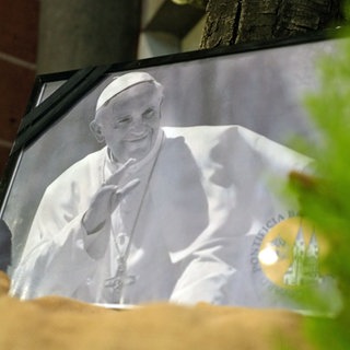 Papst Franziskus - Bild mit Trauerflor