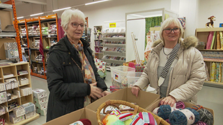 Zwei Frauen im Wollladen