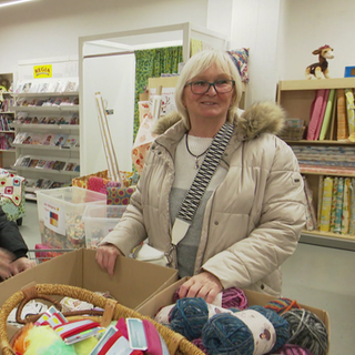 Zwei Frauen im Wollladen