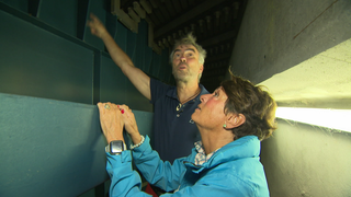 Martin Löffel von der Bundes-Autobahn GmbH zeigt Landesschau-Reporterin Sonja die Brücke von unten.