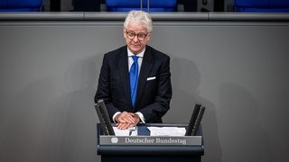 Sportmoderator Marcel Reif bei seiner Rede 2024 im Bundestag | Marcel Reif über seine "Sei ein Mensch"-Rede im Bundestag